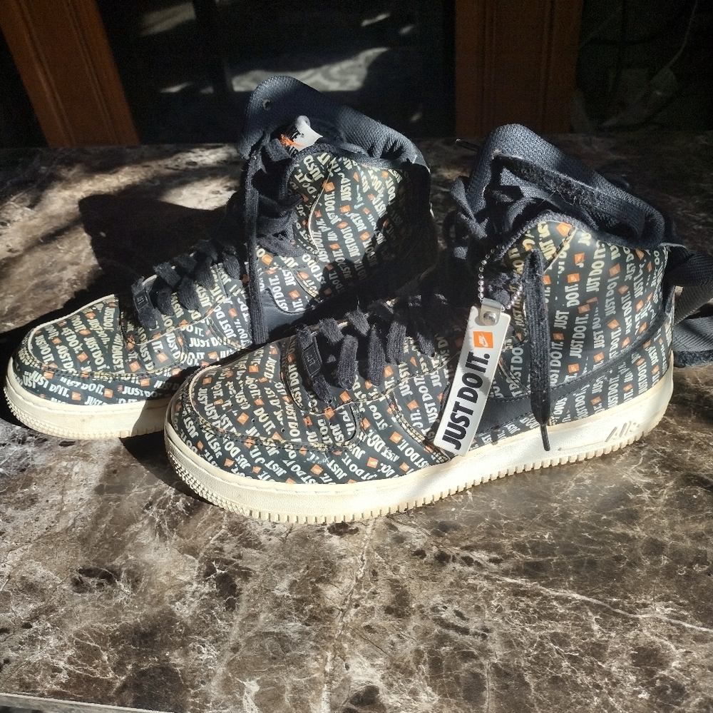 Men's size 9.5 Nike air force 1 high just do it